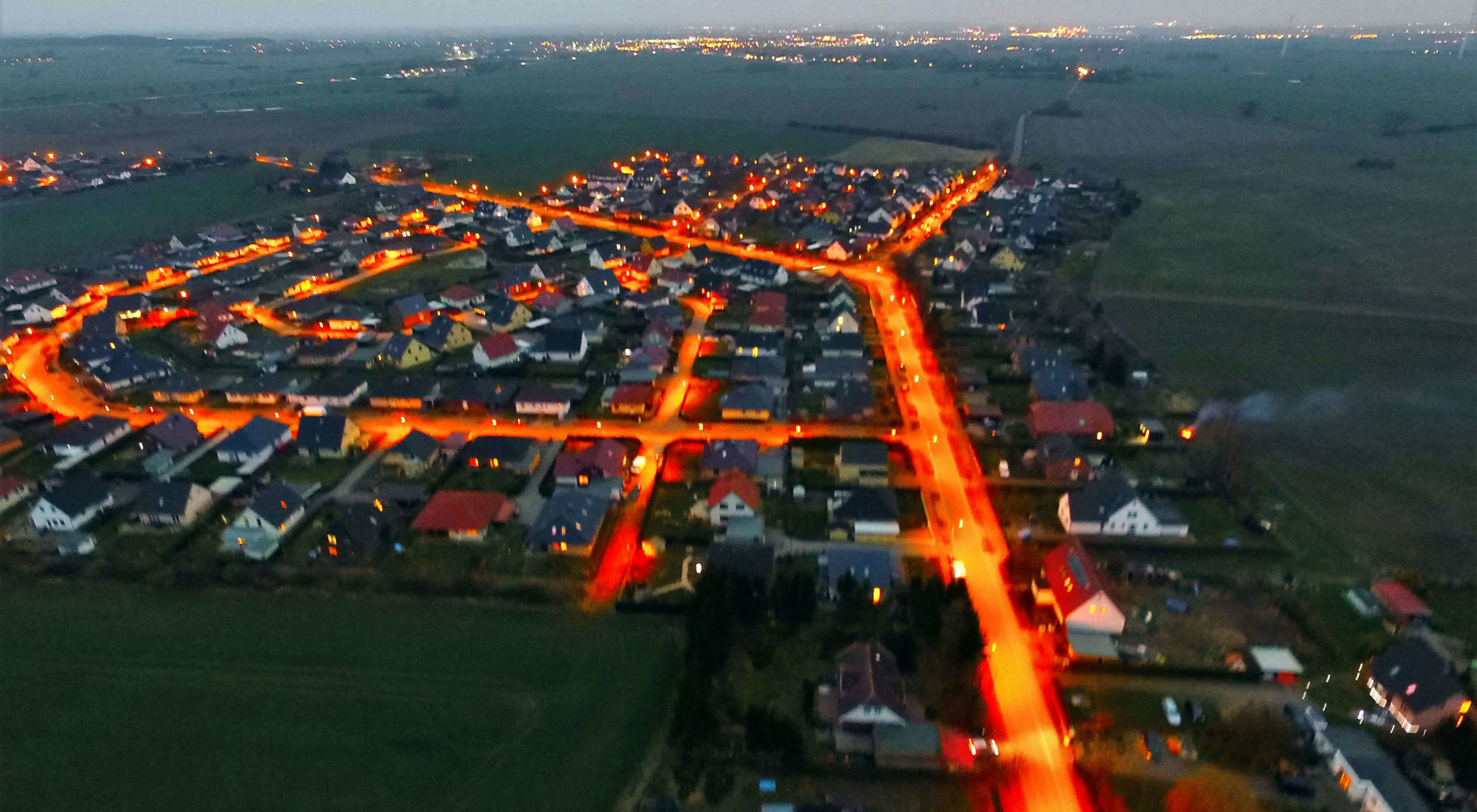 Luftbildaufnahme Nacht von Neu Broderstorf bei Rostock