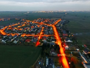 Luftbildaufnahme Nacht von Neu Broderstorf bei Rostock